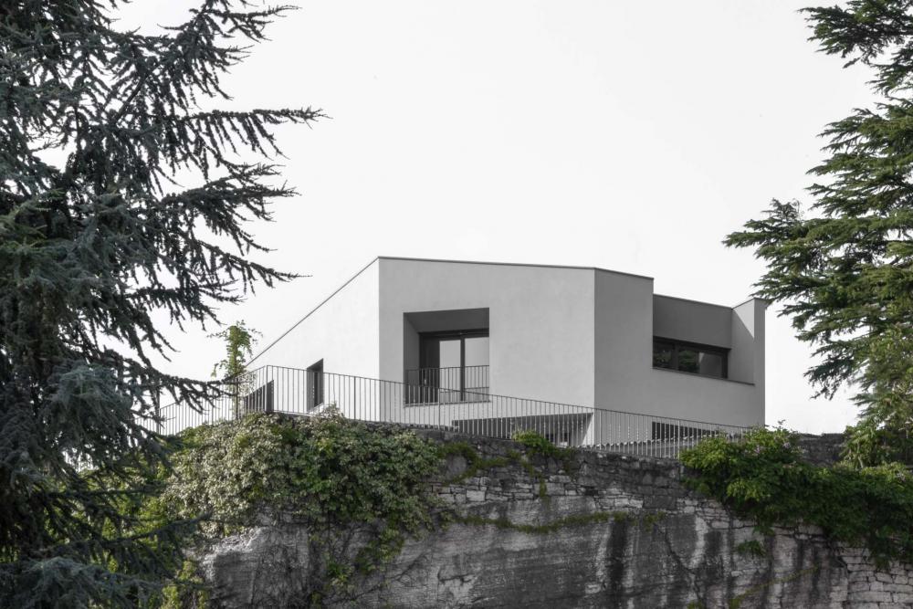 casa_in_legno_minimalista.jpg